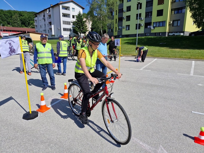 Tekmovanja "Kaj veš o prometu" na slovenskih šolah potekajo že več kot 50 let in veljajo za pomemben del prometne vzgoje mladih. 