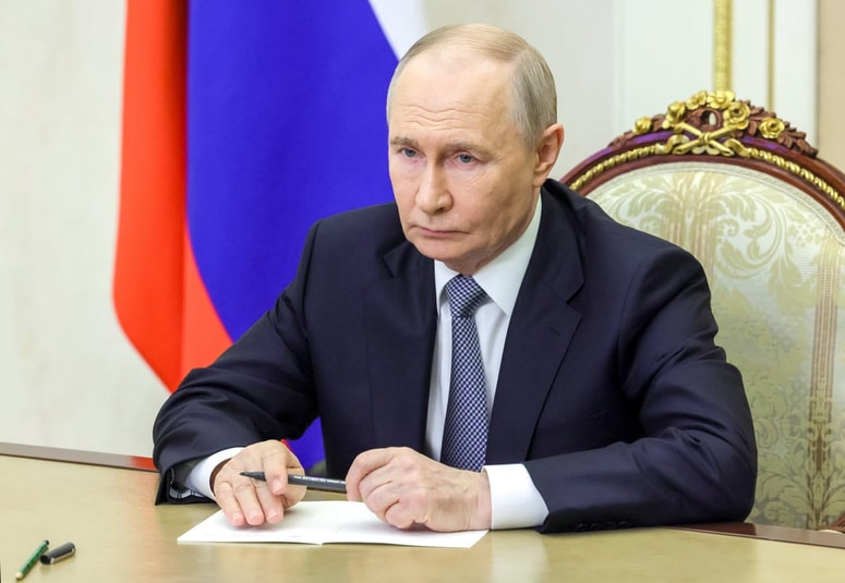 Analitiki opisujejo Rusijo kot osebno avtokracijo, kjer en človek drži v rokah skoraj vso politično moč. Vojna se nadaljuje predvsem zato, ker Putin to osebno želi.