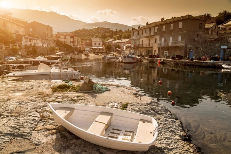 Korzika je četrti največji otok v Sredozemskem morju in leži bližje Italiji kot francoski obali. 