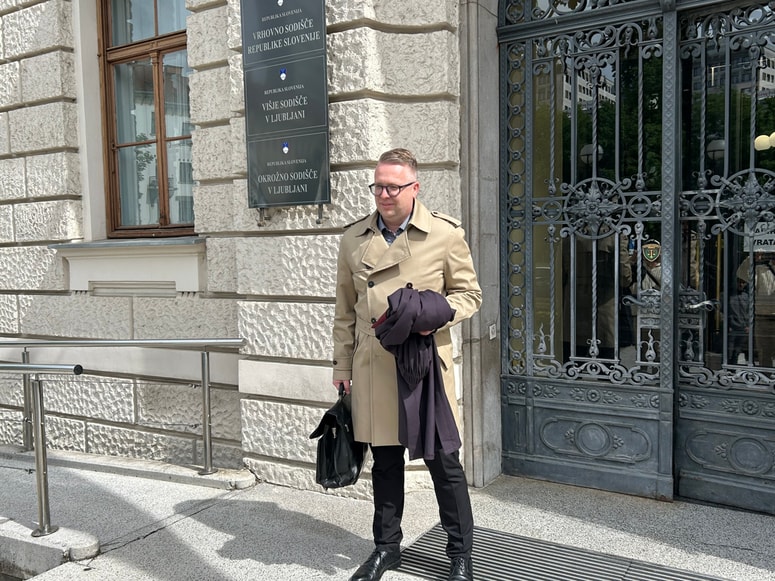 Odvetnik Erik Šuler je na sodišču dejal, da duhovnik na osebnih bančnih računih ni imel 400 tisoč evrov, kar pomeni, da jih ni mogel posoditi obtoženemu. 