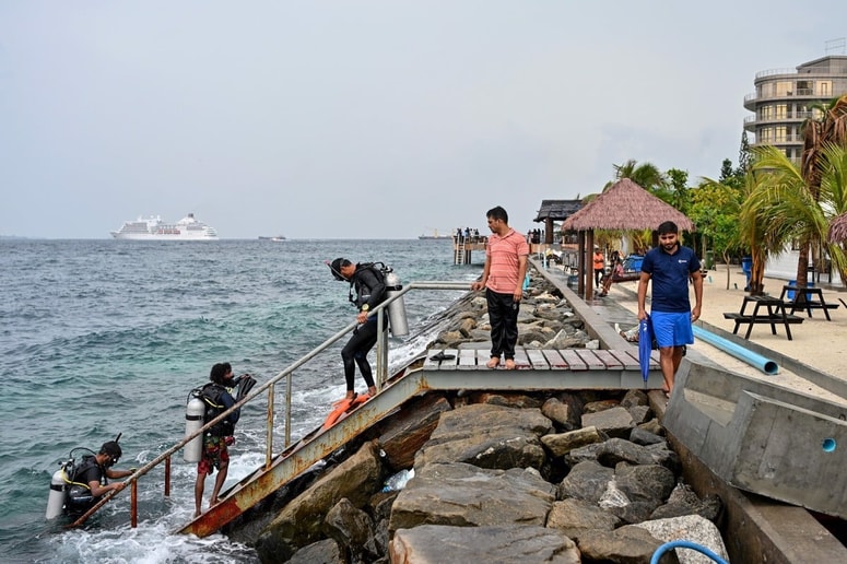 Maldivijska obalna straža je že izvedla prvi potop v jamo, ki leži na globini 62 metrov. Trupel preostalih štirih potapljačev med tem potopom niso opazili.