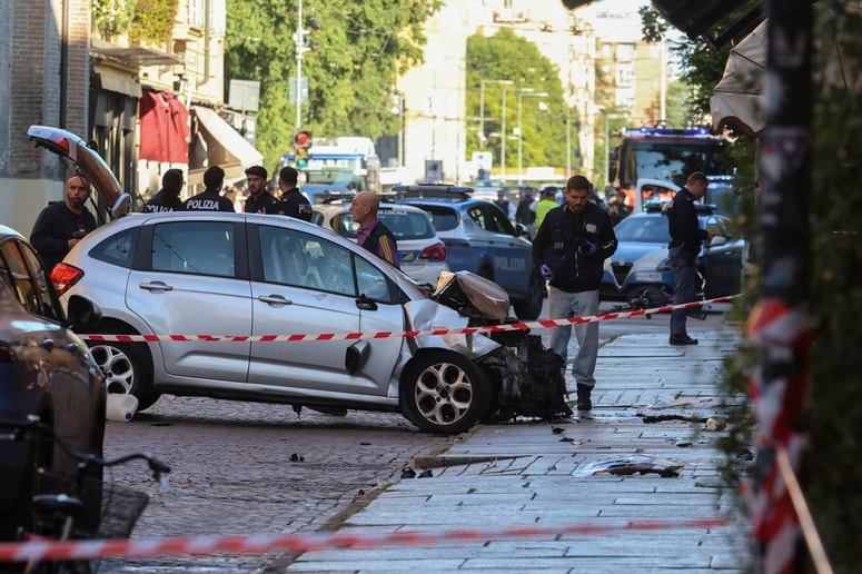 Glavna fotografija članka:(FOTO) Z avtom zapeljal med pešce v središču Modene, več ljudi huje poškodovanih