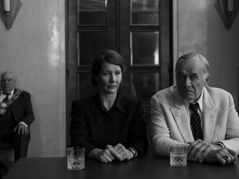 Sandra Hüller in Hanns Zichler kot Erika in Thomas Mann v filmu Fatherland 