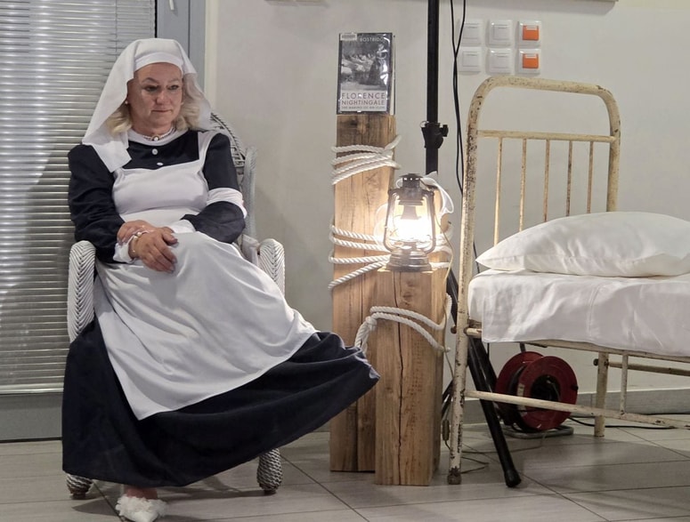 Medicinska sestra Karmen Beker Glavnik v vlogi Florence Nightingale in zanjo značilno lučko. 