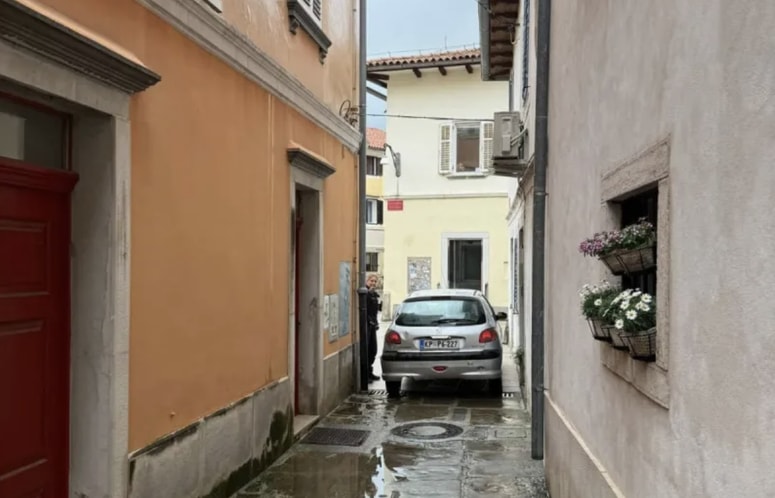 Tatova sta se skušala skriti tako, da sta zapeljala v ozko Vlačičevo ulico.
