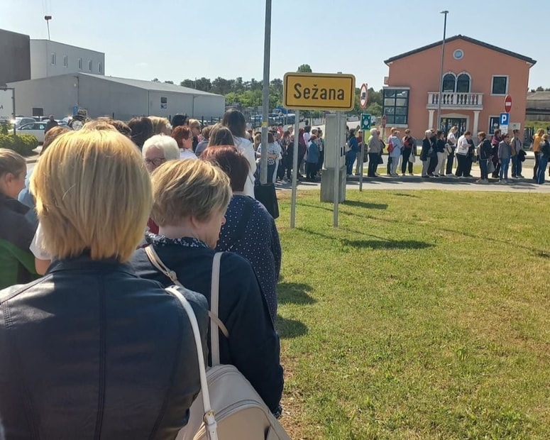 Kolona, ki sega celo izven mesta - je to postalo že samoumevno?