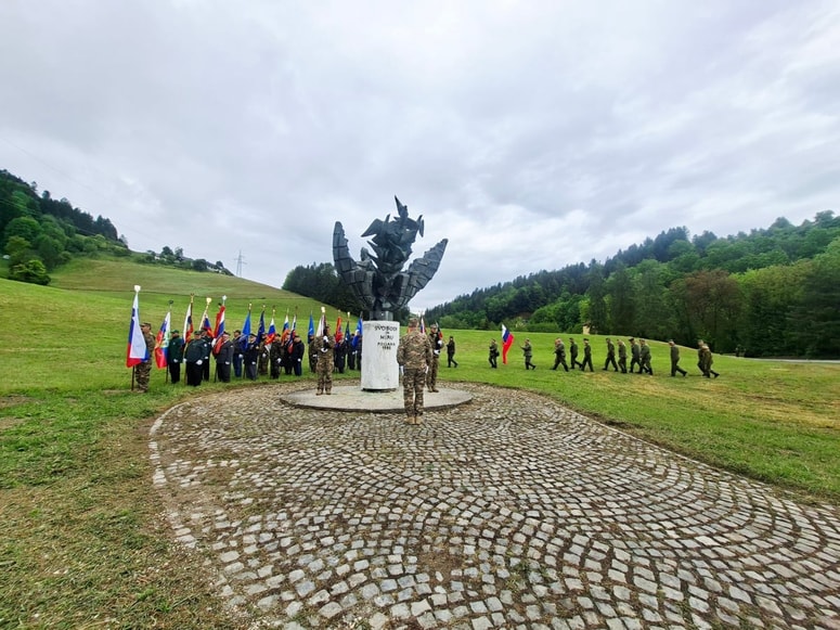 Glavna fotografija članka:(ČRTICE IZPOD PECE) Pokopano upanje o premostitvi razkola v eri primitivizma in prostaštva