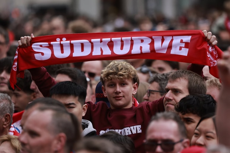 Navijači Bayerna so sredi šampionske parade dobili zaušnico mestnih tretjeligaških rivalov. 