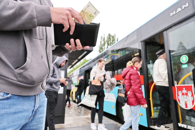 Potniki lahko vozovnico kupijo v predprodaji, pri vozniku pa z bančno kartico ali prek mobilne aplikacije. 