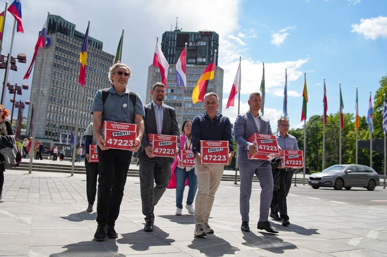 Predstavniki sindikatov in civilne družbe s podpisi za referendum o interventnem zakonu