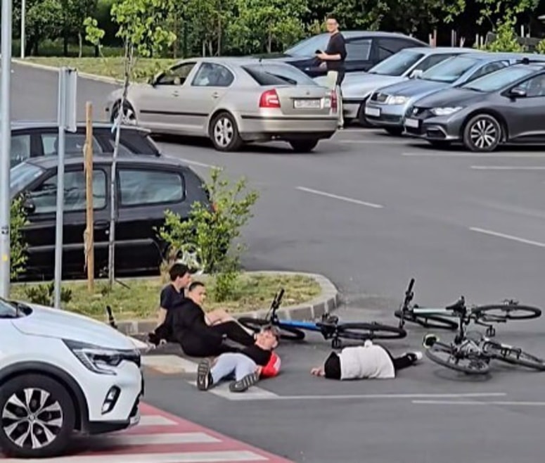 Tako so mladostniki kar ležali na cesti ob vozečih se avtomobilih ... 