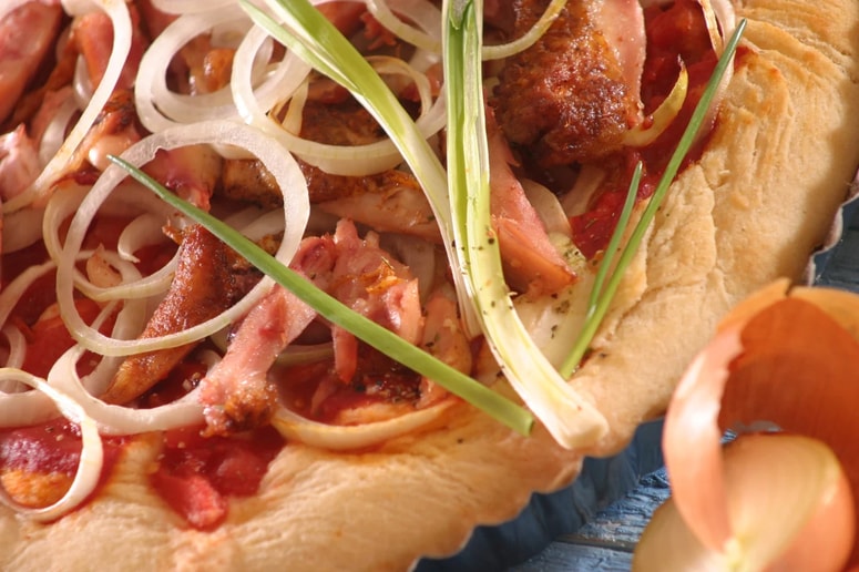 Glavna fotografija članka:(RECEPT) Čebulna pita z raco