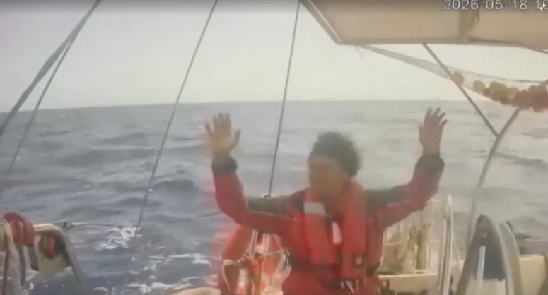 Dvignjene roke ene izmed aktivistk na barki, ki je plula proti Gazi