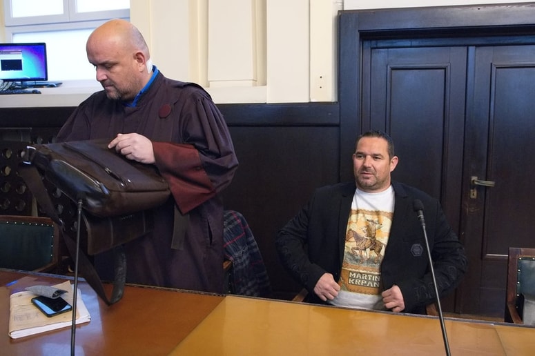Rok Snežič družinske zgodbe že dolgo ne predstavlja zgolj kot zasebnega spora z državnimi institucijami, ampak jo dosledno umešča v politični boj.
