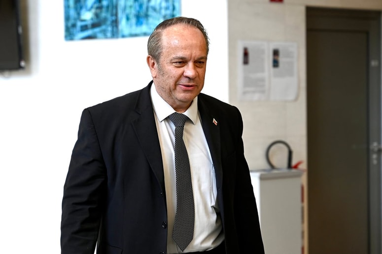 Skupina EPP je določene sankcije zaradi neupoštevanja smernic skupine na glasovanju o nezaupnici Evropski komisiji proti njemu uvedla že januarja.