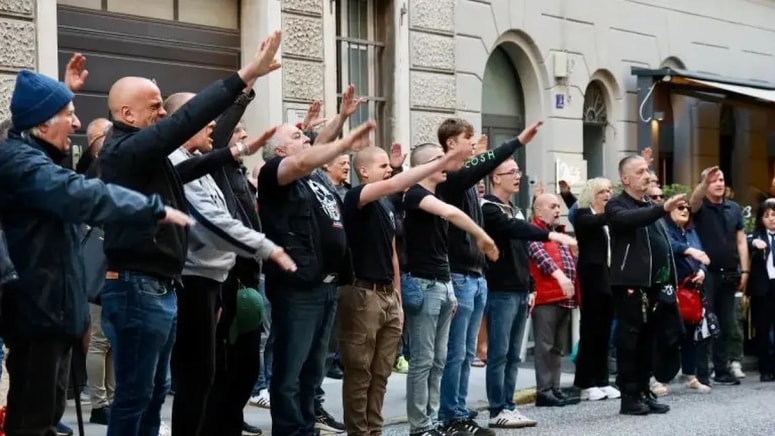 Almerigu Grilzu v čast so neofašisti v Trstu iztegnili desnico.