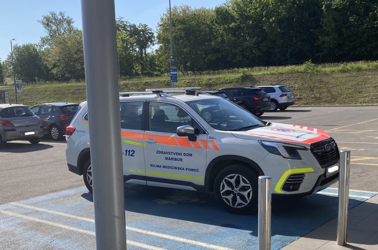 Celo zdravstvenemu osebju v službenih vozilih ni nerodno parkirati na mesta, namenjena staršem z otroki. 