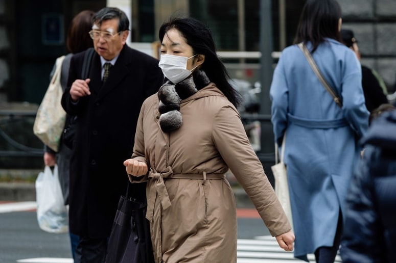 Ljudje na Japonskem med sezono senenega nahoda nosijo maske. 