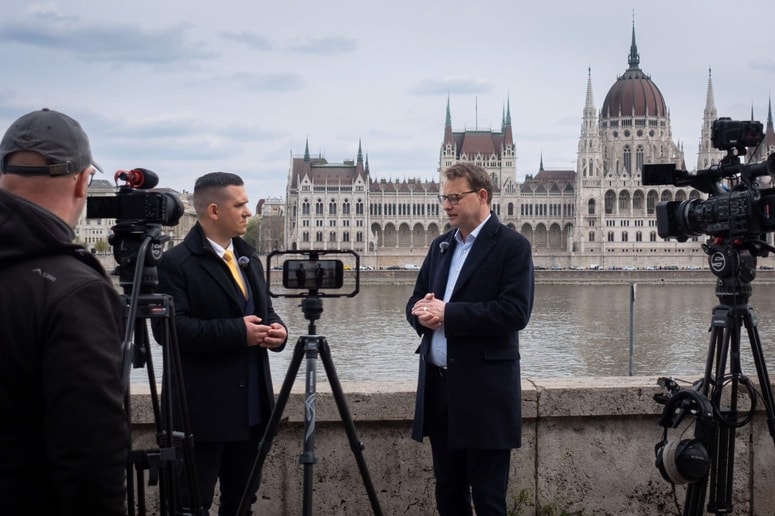 Iščejo ga zaradi suma zlorabe javnih sredstev. 