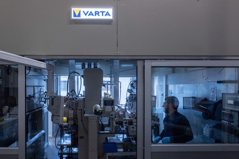Ukiniti nameravajo 350 delovnih mest. 