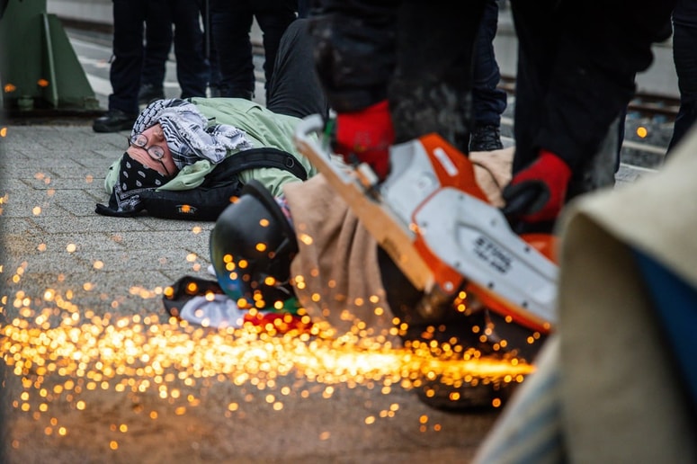 Policisti so za njihovo odstranitev uporabili brusilnike. 