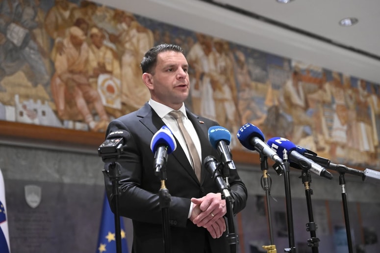 Policija in Komisija za preprečevanje korupcije, pa tudi nekateri pravni strokovnjaki so v odzivih za medije opozorili, da so poslanci dolžni sume kaznivih dejanj prijaviti organom pregona.