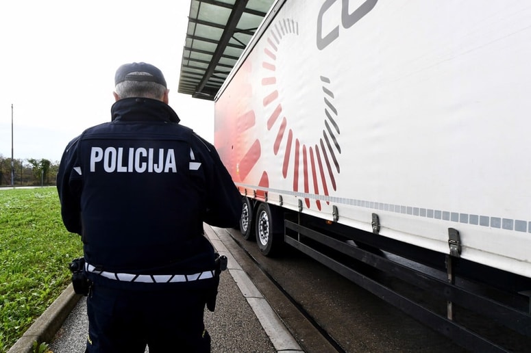 Na policiji so ob tem dodali, da obstaja velika verjetnost, da iskani uporablja sivo vozilo znamke VW Touareg s slovaškimi registrskimi oznakami AB 83 6FS.