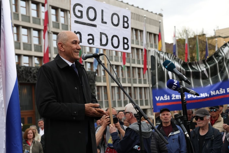 Janez Janša na protestu pred državnim zborom na dan konstituiranja novega parlamentarnega sklica.