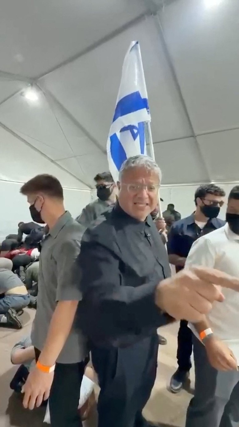 Glavna fotografija članka:(VIDEO) Zvezanih rok in na kolenih: Izraelski minister objavil posnetek poniževanja aktivistov