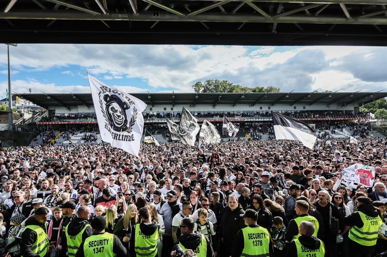 Velika navijaška proslava na stadionu, ki sprejme domala več ljudi, kot jih v kraju živi.