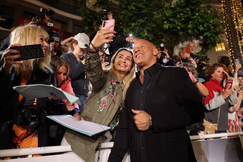 Ko se ves trud izplača: oboževalka z Vinom Dieslom ob njegovem prihodu na slavnostno projekcijo filma Hitri in drzni na letošnjem filmskem festivalu v Cannesu. 