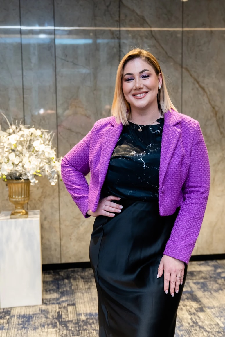 Indira Ekić. Čeprav je šlo za operacijo, je dala vedeti, da je poseg minil brez zapletov.