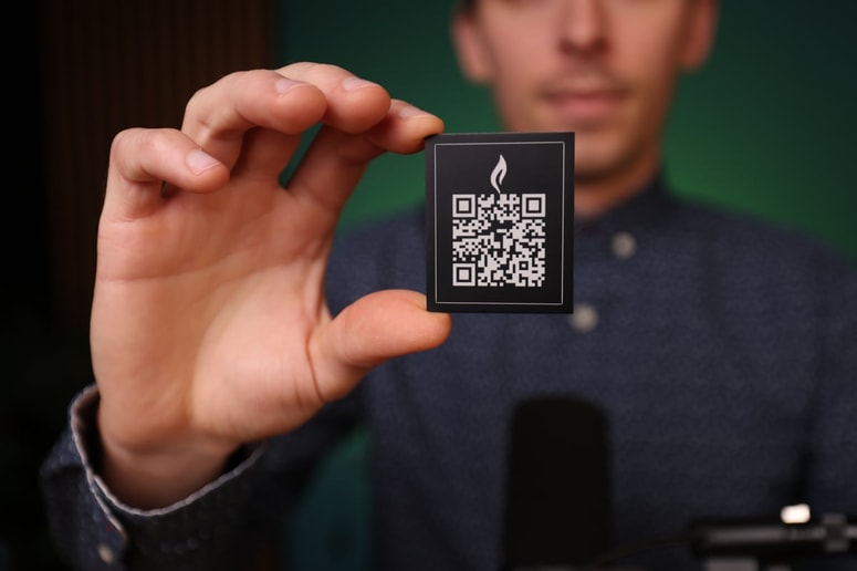 QR-koda, nameščena na nagrobniku, je bližnjica do profila na spletu, kjer se lahko ljudje pokojnim poklonijo v digitalnem okolju. 