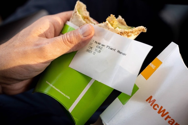 V restavracijah McDonald's pogosto izberejo McWrap. Fotografija je simbolična. 