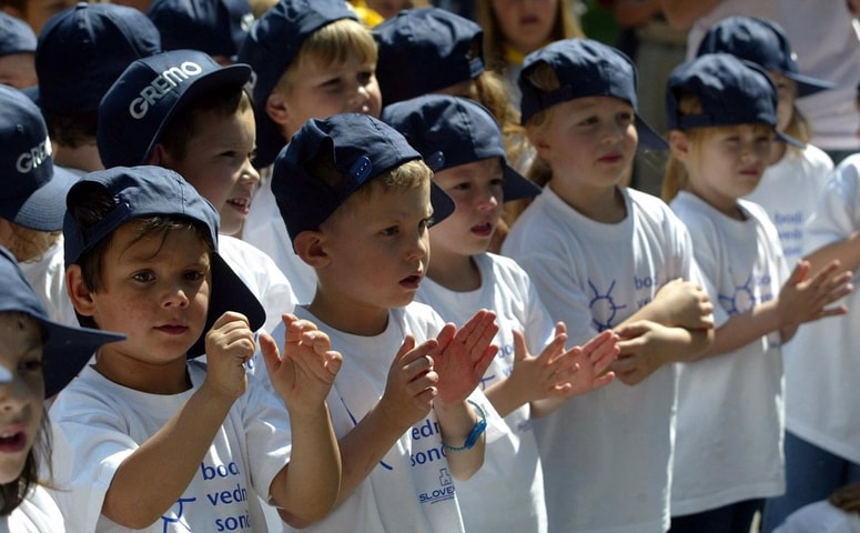 Glavna fotografija članka:Na Ravnah bodo podjetniki s teniškimi loparji zbirali denar za počitnice otrok