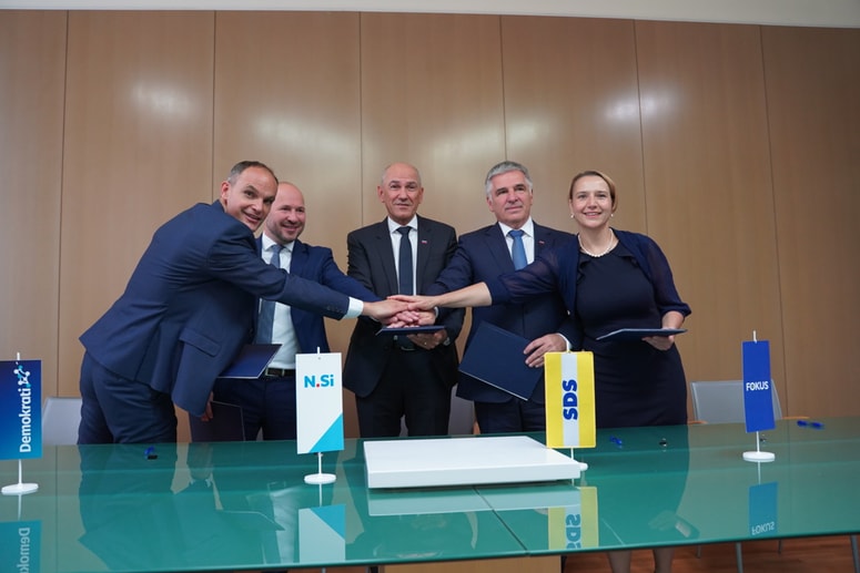 Anže Logar, Jernej Vrtovec, Janez Janša, Marko Lotrič in Tina Bregant po podpisu koalicijske pogodbe. 