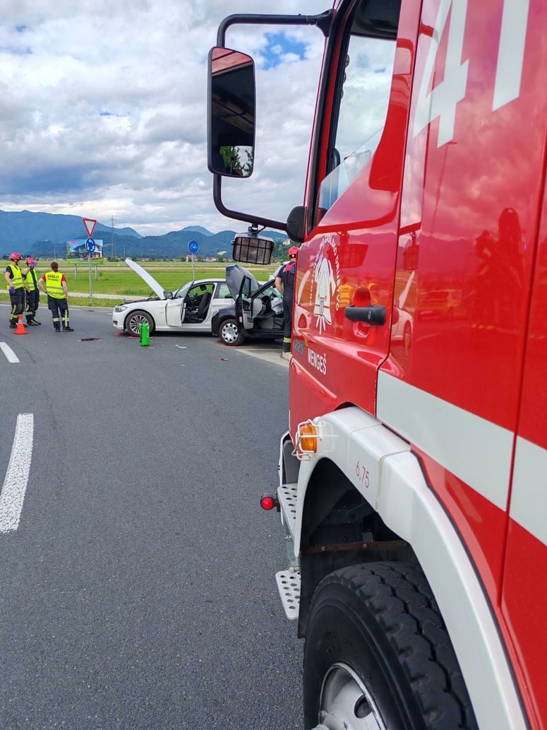 V enem izmed vozil je bila nosečnica, v drugem pa dojenček z mamo.