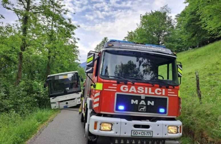 Kobariški gasilci so avtobus z enim tovornjakom varovali, z drugim pa ga potegnili nazaj na cesto.