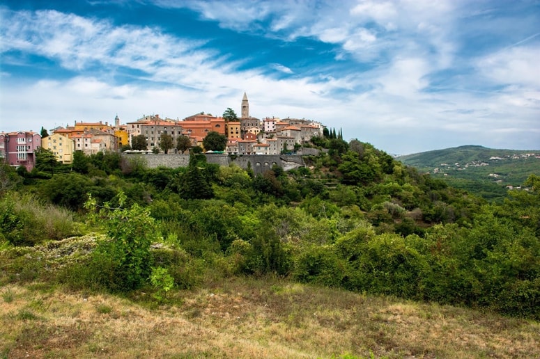 Na vzhodnem delu polotoka stoji Labin. Kraj z bogato zgodovino in številnimi umetniki.