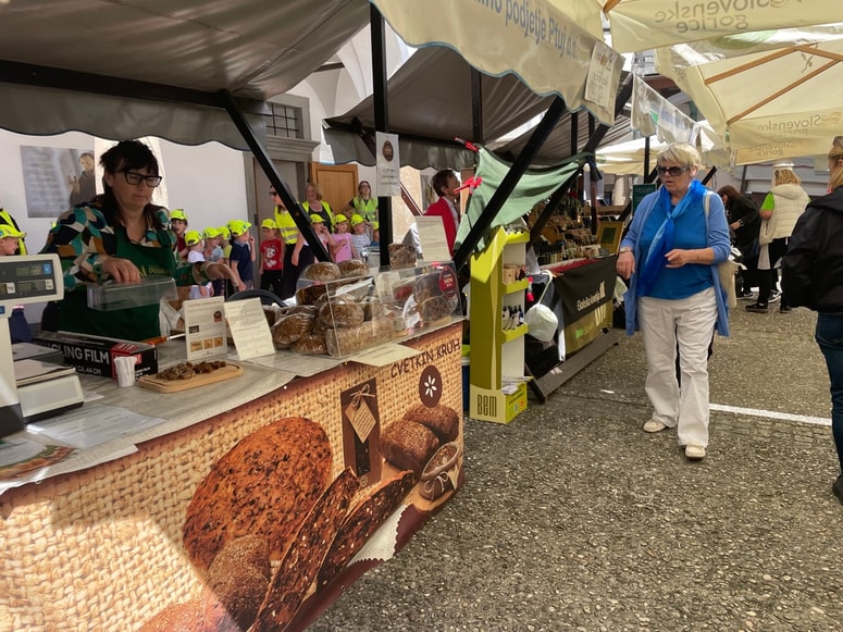 Festival Dobrote slovenskih kmetij bo na Ptuju potekal vse do nedelje, obiskovalcem pa bo tudi v prihodnjih dneh ponudil pokušine domačih izdelkov, spremljevalni program in srečanje s ponudniki iz vse Slovenije. 