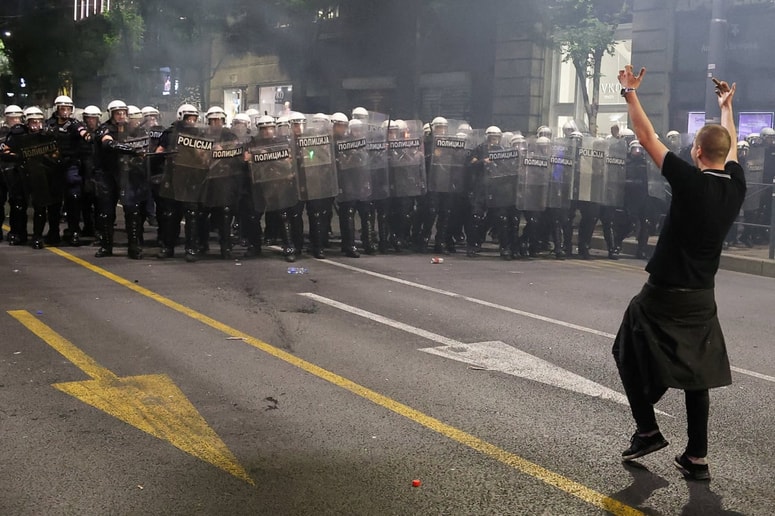Glavna fotografija članka:(FOTO in VIDEO) Nasilje na beograjskih ulicah, Vučić pozval k dialogu
