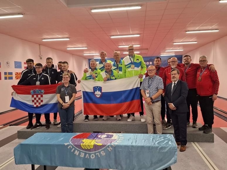 Slovenska moška ekipa je stopila na najvišjo stopničko odra za zmagovalce. 