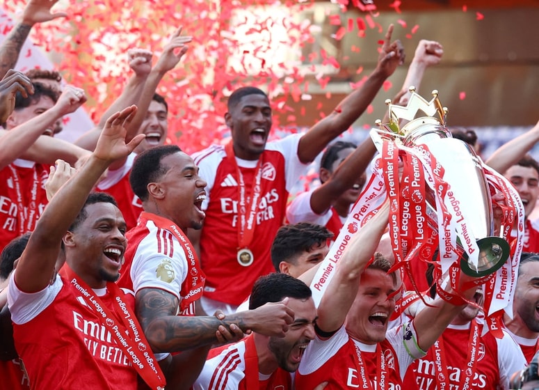 Glavna fotografija članka:(FOTO) Nogometaši Arsenala dvignili pokal, Bournemouth ostal brez lige prvakov