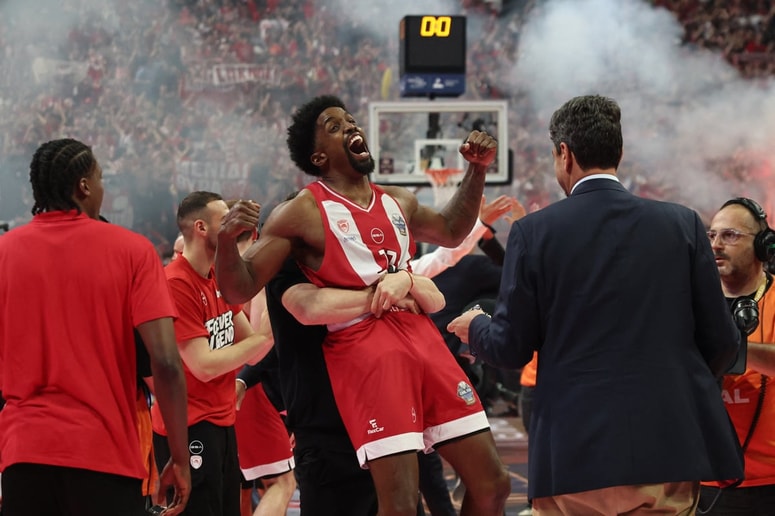Glavna fotografija članka:(FOTO) Olympiakos sredi Aten do četrtega naslova evropskega prvaka