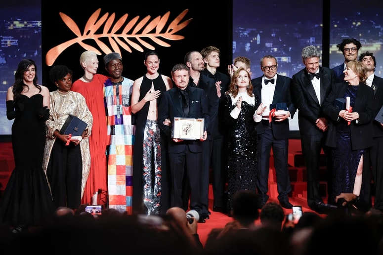 Nagrajenci in žirija letošnjega filmskega festivala v Cannesu na koncu sobotne zaključne prireditve