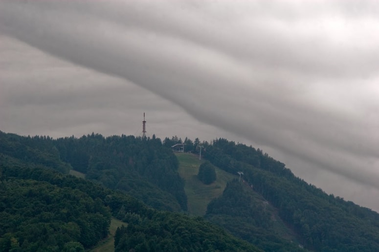 Glavna fotografija članka:Neurja zajela Slovenijo, veter na Lisci presegel 100 kilometrov na uro, težave v prometu