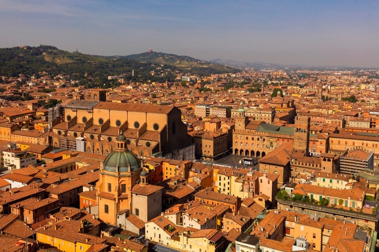 Bologna srce osvoji počasi in ga napolni s toplino zemeljsko rdeče barve, ki odseva staro domačno dušo mesta. 
