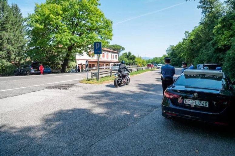 Prizorišče nesreče - mlada motorista sta trčila na ravnem odseku državne ceste št. 55.
 