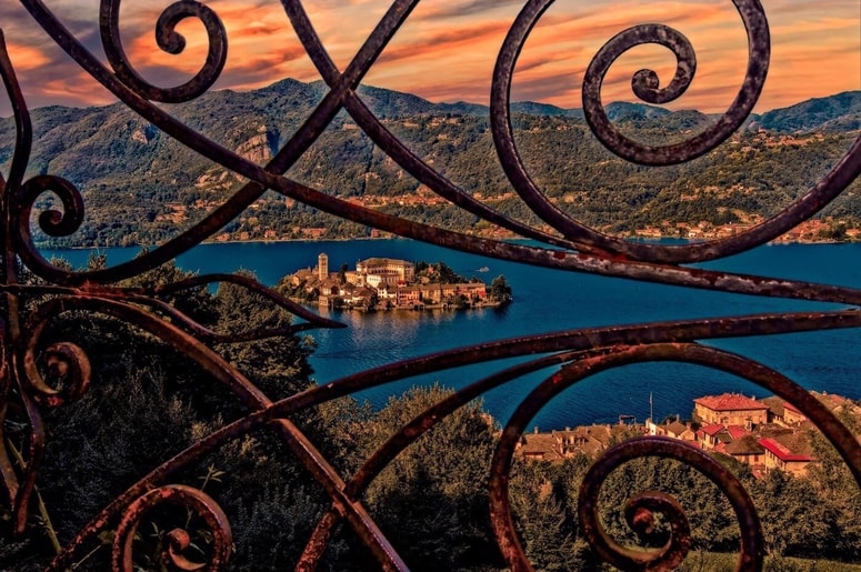 Orta San Giulio leži ob jezeru Orta v Piemontu, zahodno od veliko bolj znanega jezera Maggiore, zato ga pogosto opisujejo kot mirnejšo, bolj intimno alternativo velikim severnoitalijanskim jezerom. 