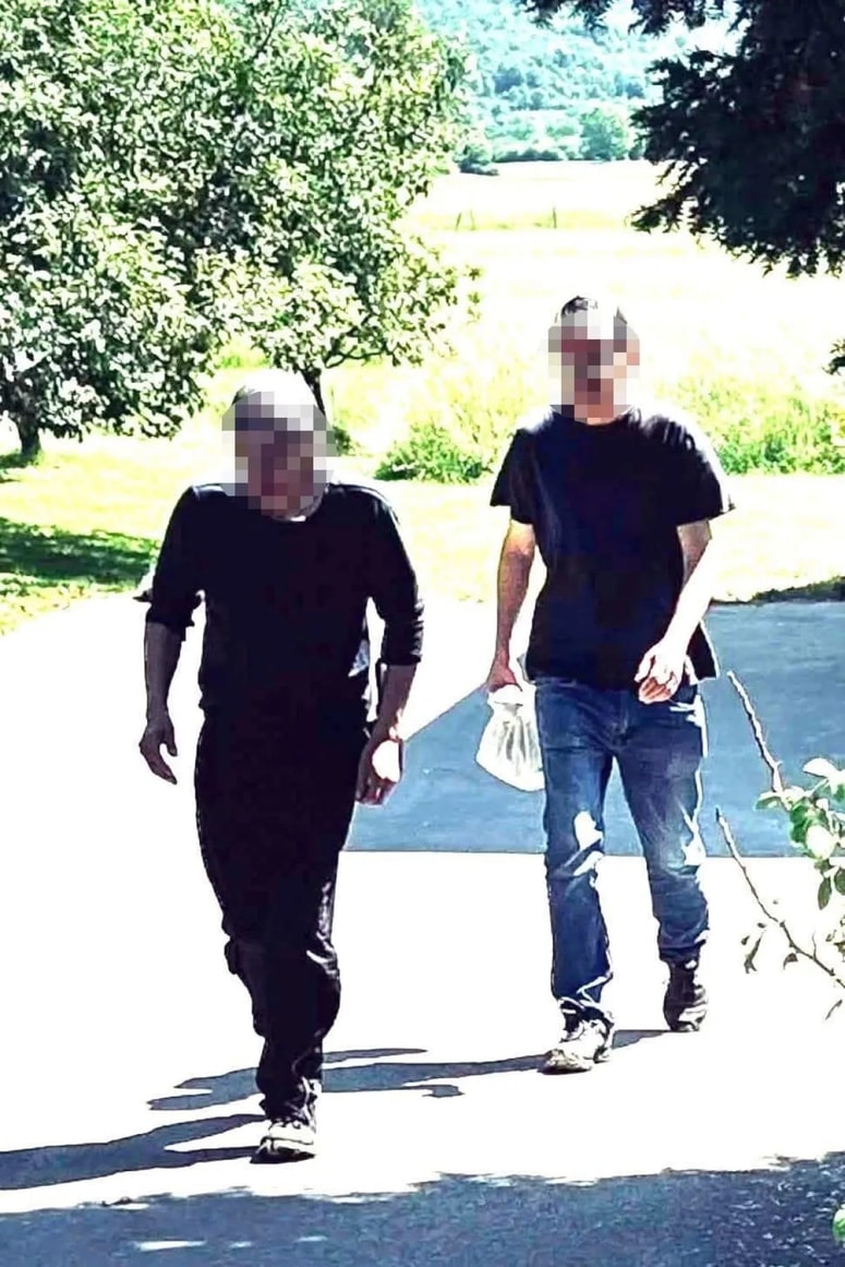 Na družbenih omrežjih so domačini včeraj objavili fotografijo dveh moških, ki naj bi kradla po hišah.